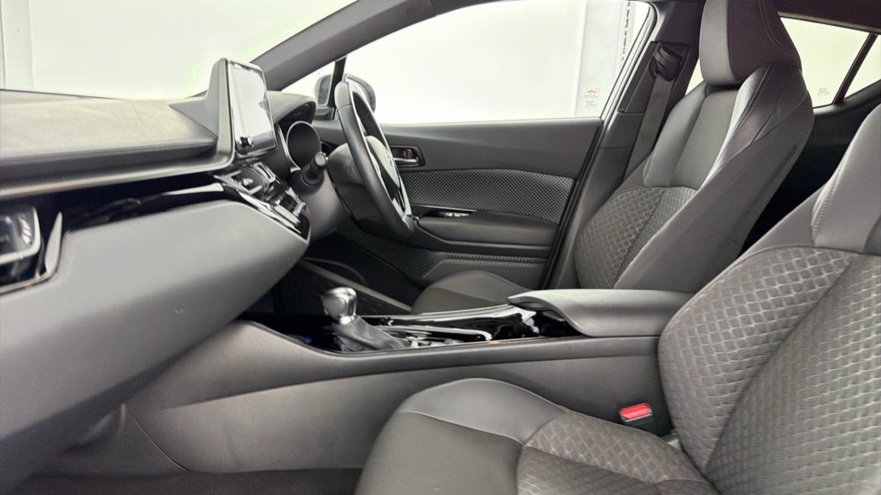 Toyota C-HR 2.0 Hybrid Design 5dr CVT Hybrid Hatchback - Image 5
