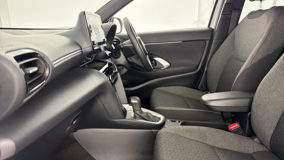 Toyota Yaris Cross 1.5 Hybrid Design 5dr CVT Hybrid Estate - Image 5