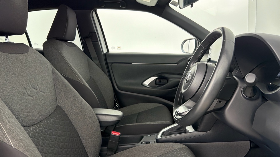 Toyota Yaris Cross 1.5 Hybrid Design 5dr CVT Hybrid Estate - Image 12