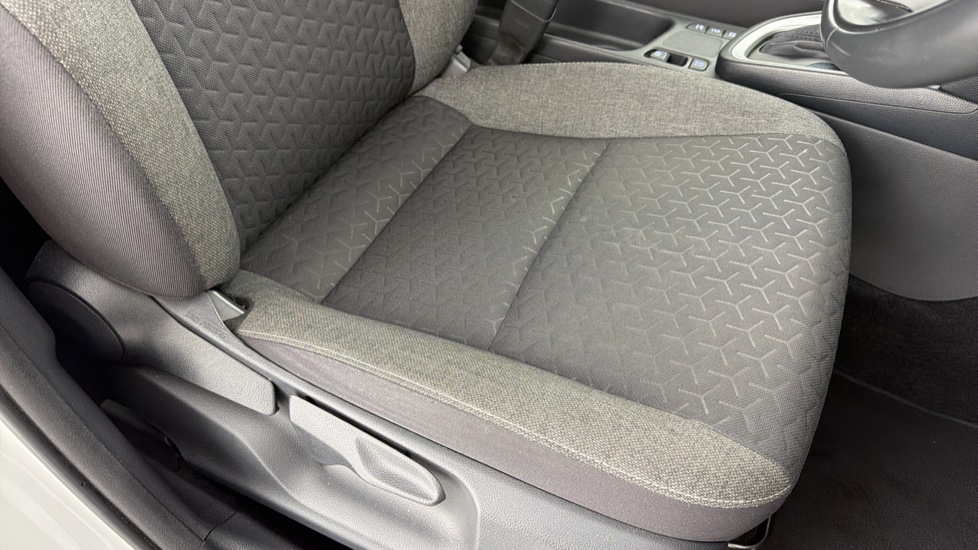 Toyota Yaris Cross 1.5 Hybrid Design 5dr CVT Hybrid Estate - Image 17