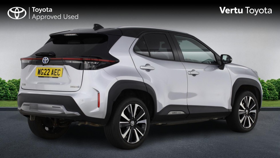 Toyota Yaris Cross 1.5 Hybrid Premiere Edition 5dr CVT Hybrid Estate - Image 2