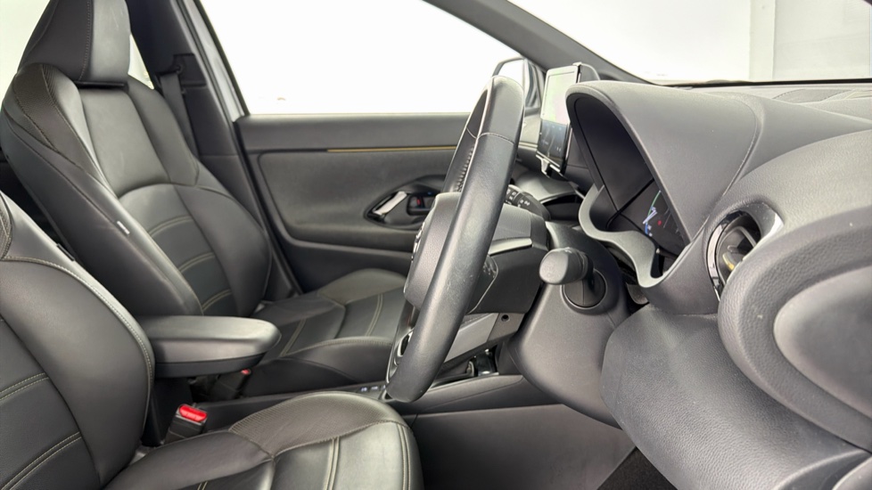Toyota Yaris Cross 1.5 Hybrid Premiere Edition 5dr CVT Hybrid Estate - Image 12