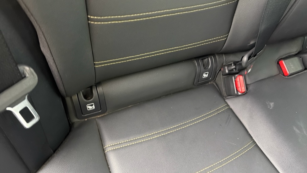 Toyota Yaris Cross 1.5 Hybrid Premiere Edition 5dr CVT Hybrid Estate - Image 14