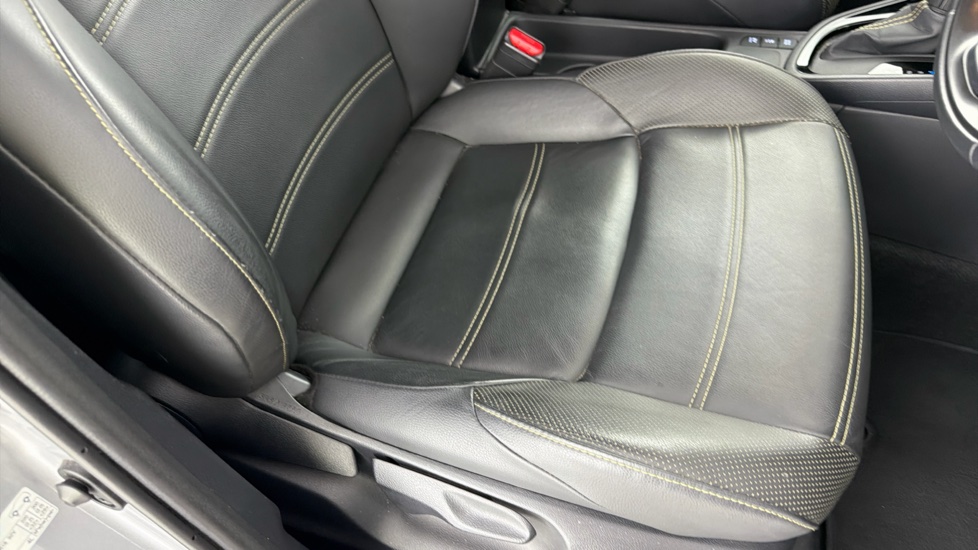 Toyota Yaris Cross 1.5 Hybrid Premiere Edition 5dr CVT Hybrid Estate - Image 17