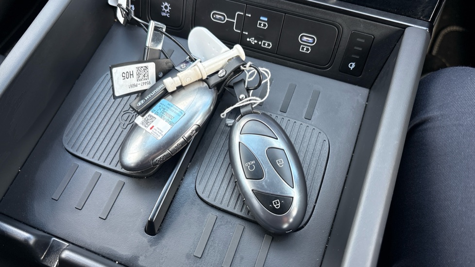 Hyundai SANTA FE 1.6 TGDi Hybrid Calligraphy 5dr 4WD Auto Hybrid Estate - Image 20