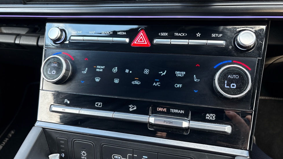 Hyundai SANTA FE 1.6 TGDi Hybrid Calligraphy 5dr 4WD Auto Hybrid Estate - Image 30