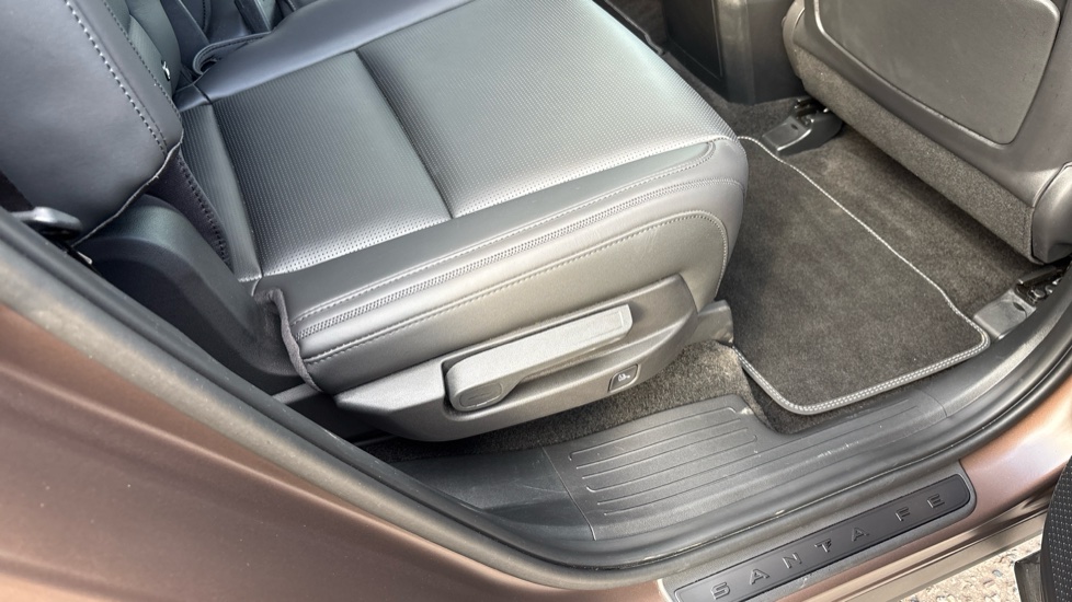 Hyundai SANTA FE 1.6 TGDi Hybrid Calligraphy 5dr 4WD Auto Hybrid Estate - Image 52