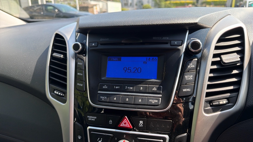 Hyundai i30 1.4 Blue Drive SE 5dr Petrol Hatchback - Image 12