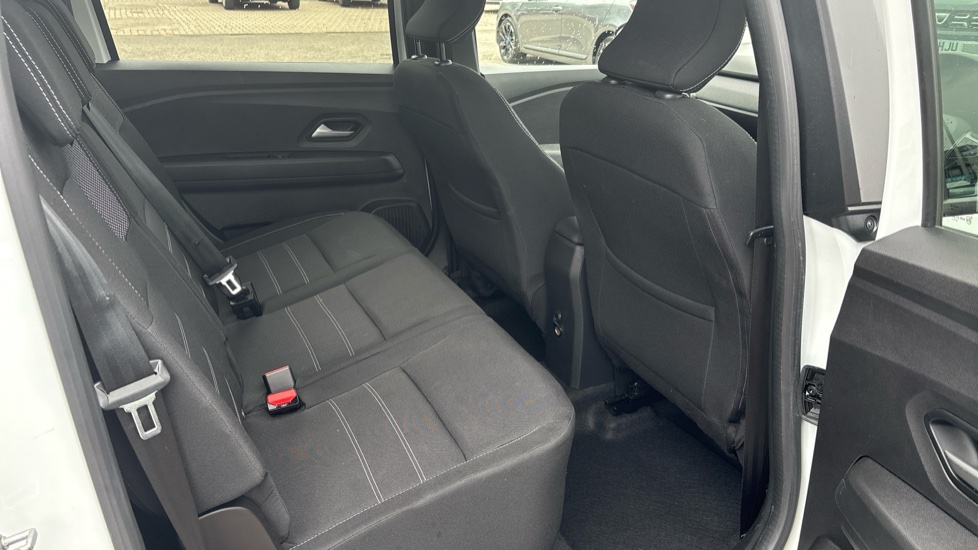 Dacia Jogger 1.6 HEV Expression 5dr Auto Hybrid Estate - Image 16