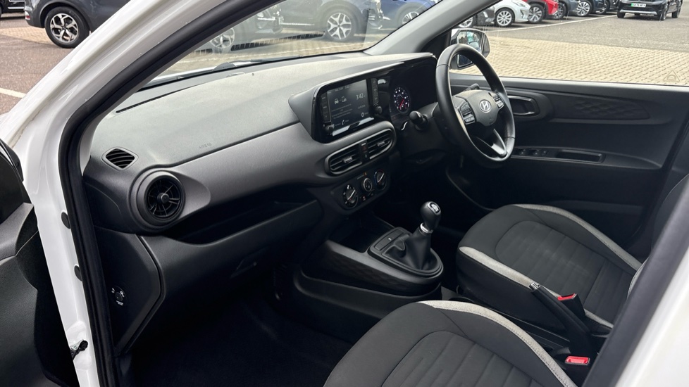 Hyundai i10 1.2 MPi SE Connect 5dr Petrol Hatchback - Image 9