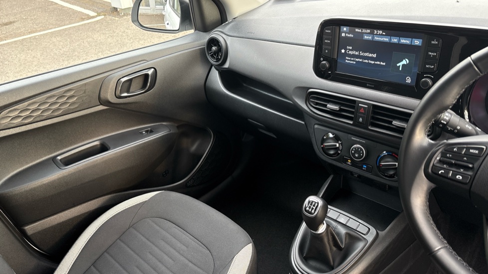 Hyundai i10 1.2 MPi SE Connect 5dr Petrol Hatchback - Image 14