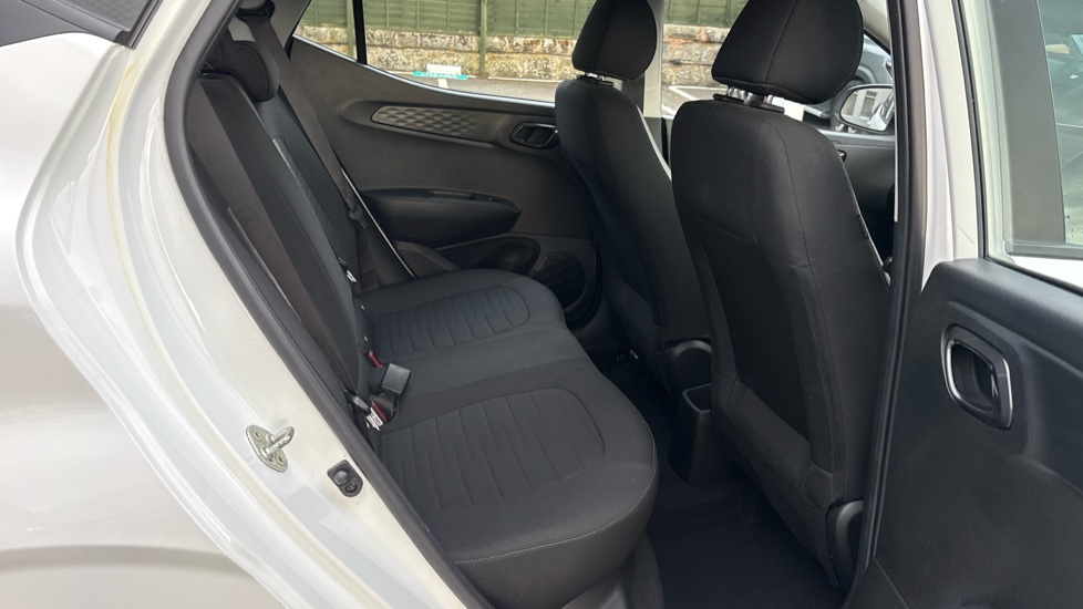 Hyundai i10 1.2 MPi SE Connect 5dr Petrol Hatchback - Image 16