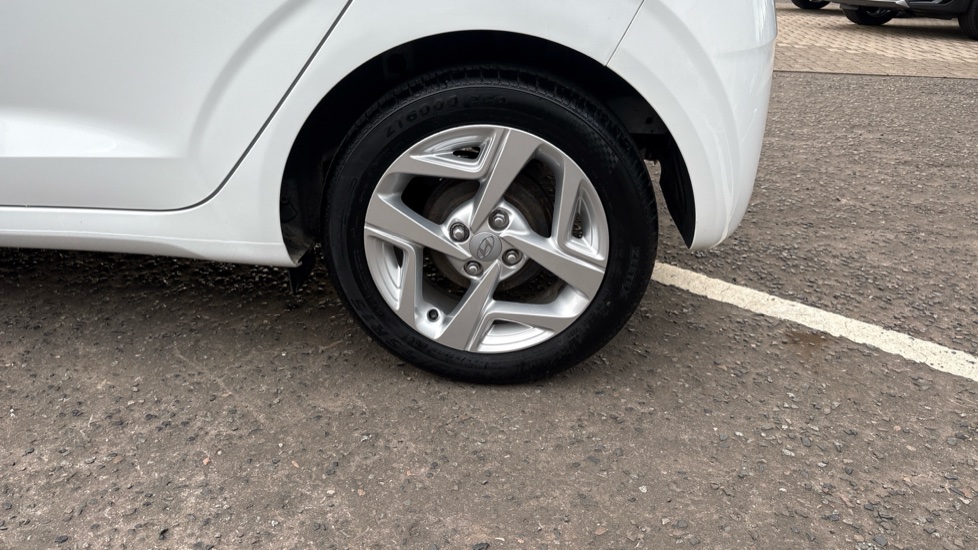 Hyundai i10 1.2 MPi SE Connect 5dr Petrol Hatchback - Image 26