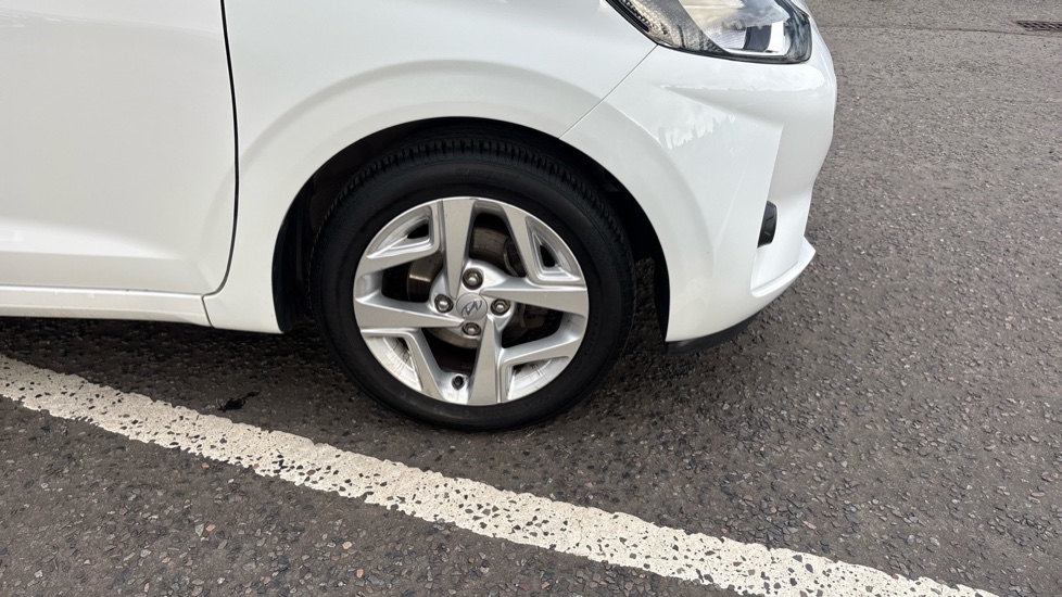 Hyundai i10 1.2 MPi SE Connect 5dr Petrol Hatchback - Image 32