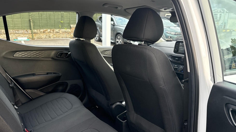Hyundai i10 1.2 MPi SE Connect 5dr Petrol Hatchback - Image 33
