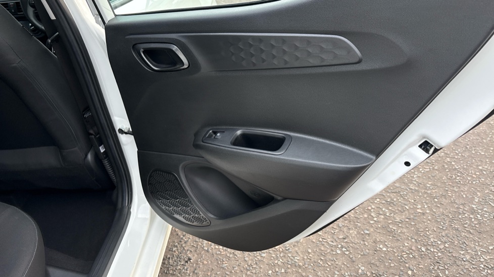 Hyundai i10 1.2 MPi SE Connect 5dr Petrol Hatchback - Image 34