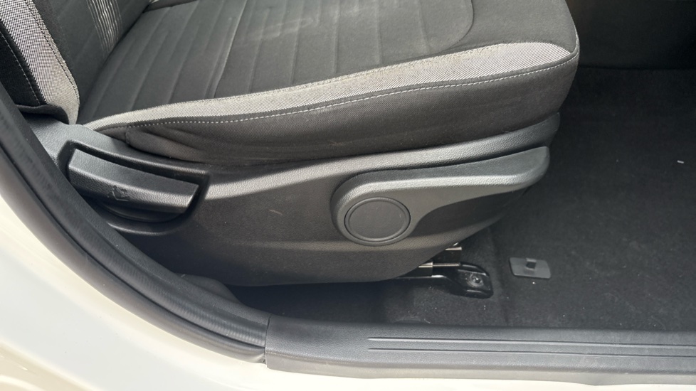 Hyundai i10 1.2 MPi SE Connect 5dr Petrol Hatchback - Image 44