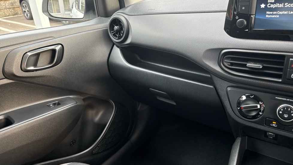 Hyundai i10 1.2 MPi SE Connect 5dr Petrol Hatchback - Image 61