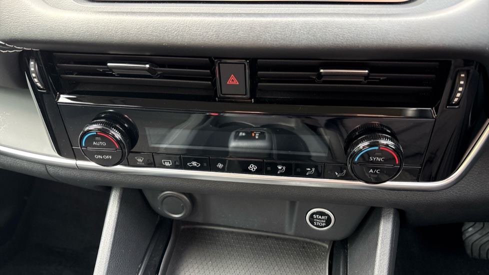 Nissan Qashqai 1.3 DiG-T MH 158 Acenta Premium 5dr Xtronic Petrol Hatchback - Image 47
