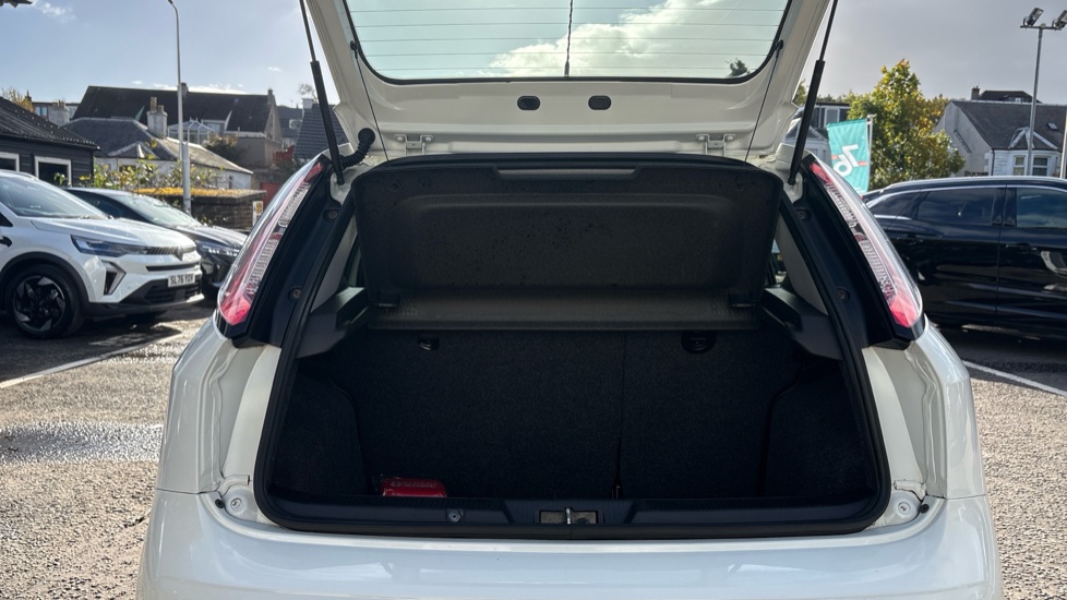 Fiat Punto 1.4 Easy+ 5dr Petrol Hatchback - Image 4