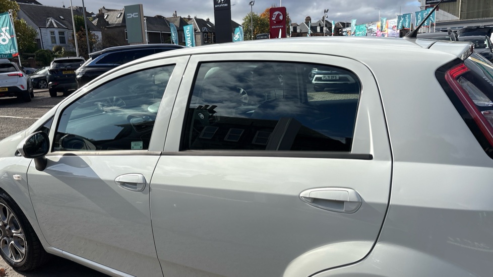 Fiat Punto 1.4 Easy+ 5dr Petrol Hatchback - Image 28