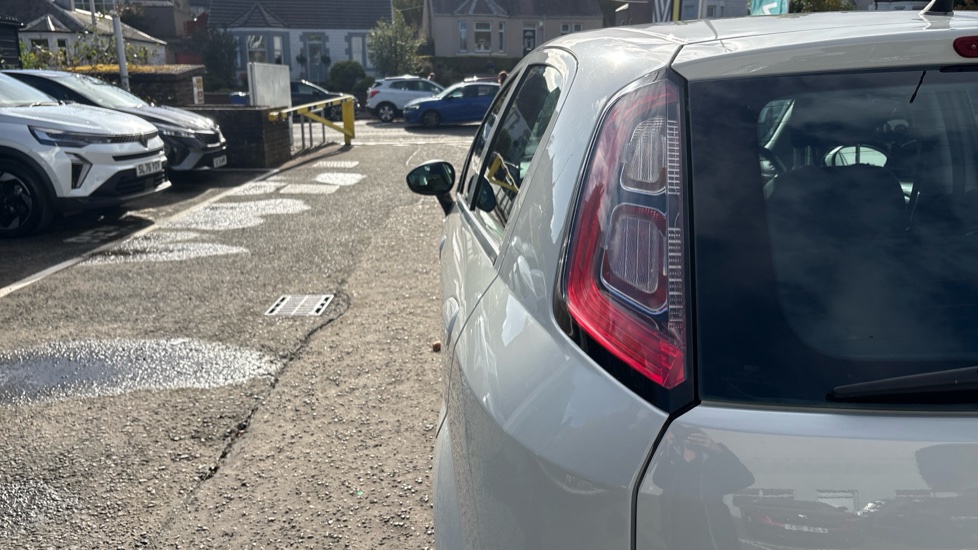 Fiat Punto 1.4 Easy+ 5dr Petrol Hatchback - Image 29