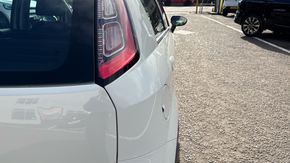 Fiat Punto 1.4 Easy+ 5dr Petrol Hatchback - Image 32