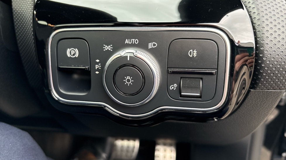 Mercedes-Benz CLA 220d AMG Line Premium Plus 5dr Tip Auto Diesel Estate - Image 42