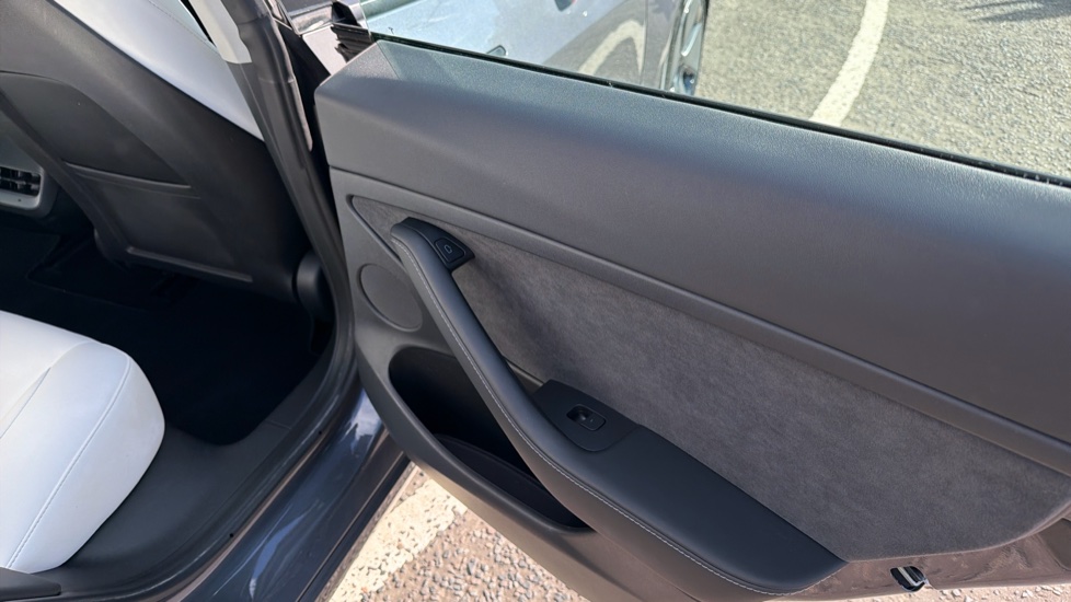 Tesla Model 3 Long Range AWD 4dr Auto Electric Saloon - Image 31