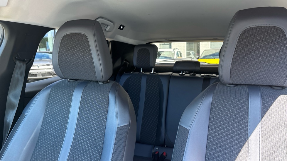 Peugeot 2008 1.2 PureTech Allure 5dr Petrol Estate - Image 15