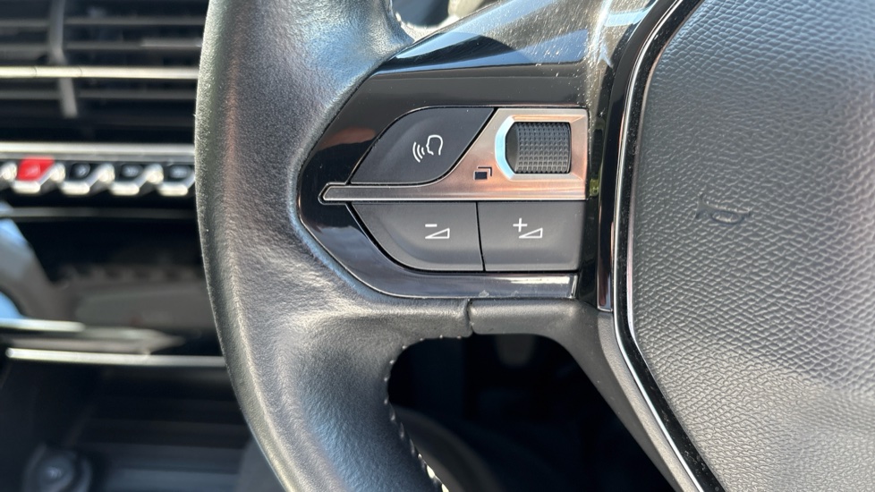 Peugeot 2008 1.2 PureTech Allure 5dr Petrol Estate - Image 33