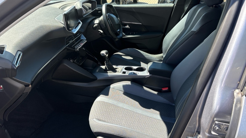 Peugeot 2008 1.2 PureTech Allure 5dr Petrol Estate - Image 57