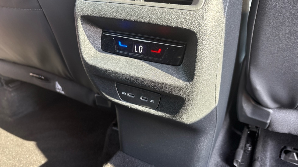 Volkswagen Tiguan 1.5 eTSI 150 Life Launch Edition 5dr DSG Petrol Estate - Image 32