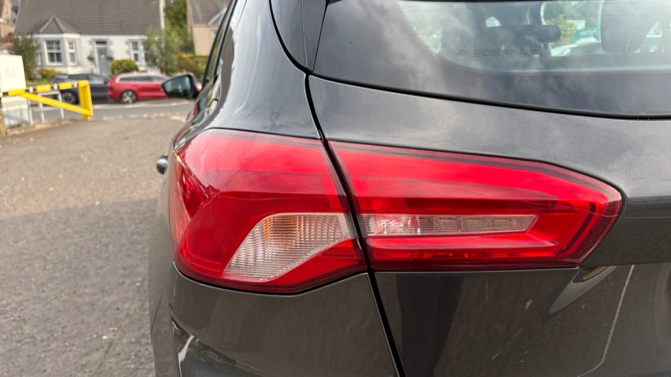 Ford Focus 1.0 EcoBoost 125 Zetec 5dr Petrol Hatchback - Image 38