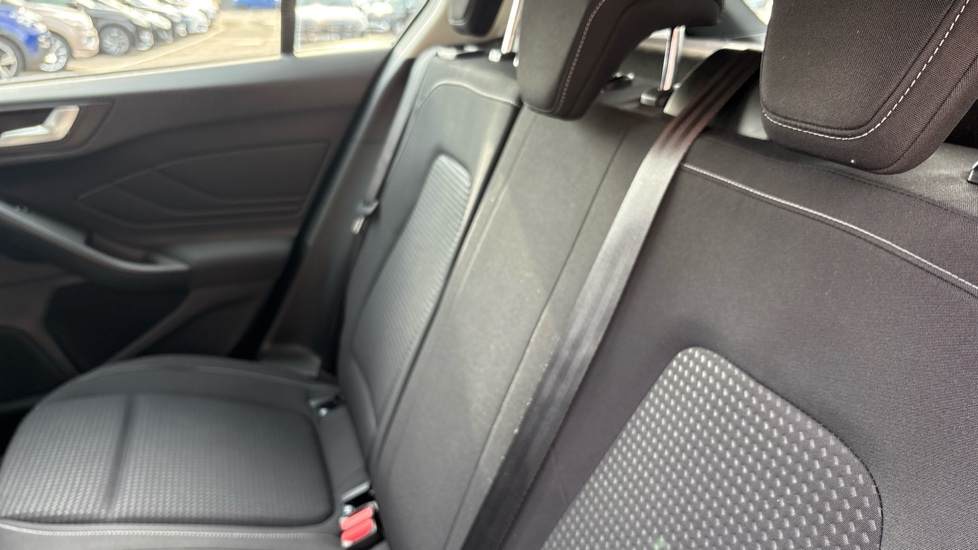 Ford Focus 1.0 EcoBoost 125 Zetec 5dr Petrol Hatchback - Image 41
