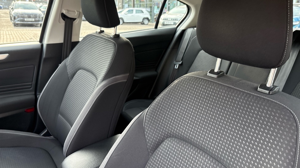 Ford Focus 1.0 EcoBoost 125 Zetec 5dr Petrol Hatchback - Image 49