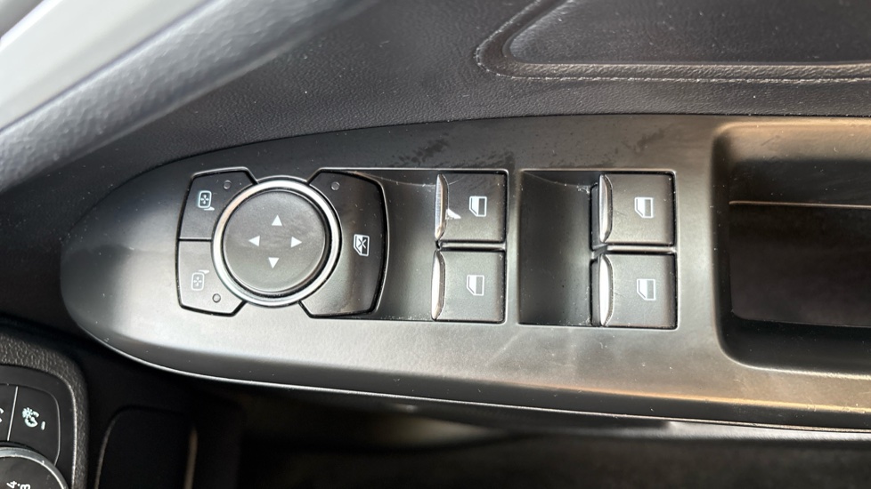Ford Focus 1.0 EcoBoost 125 Zetec 5dr Petrol Hatchback - Image 54