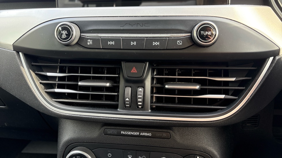 Ford Focus 1.0 EcoBoost 125 Zetec 5dr Petrol Hatchback - Image 58