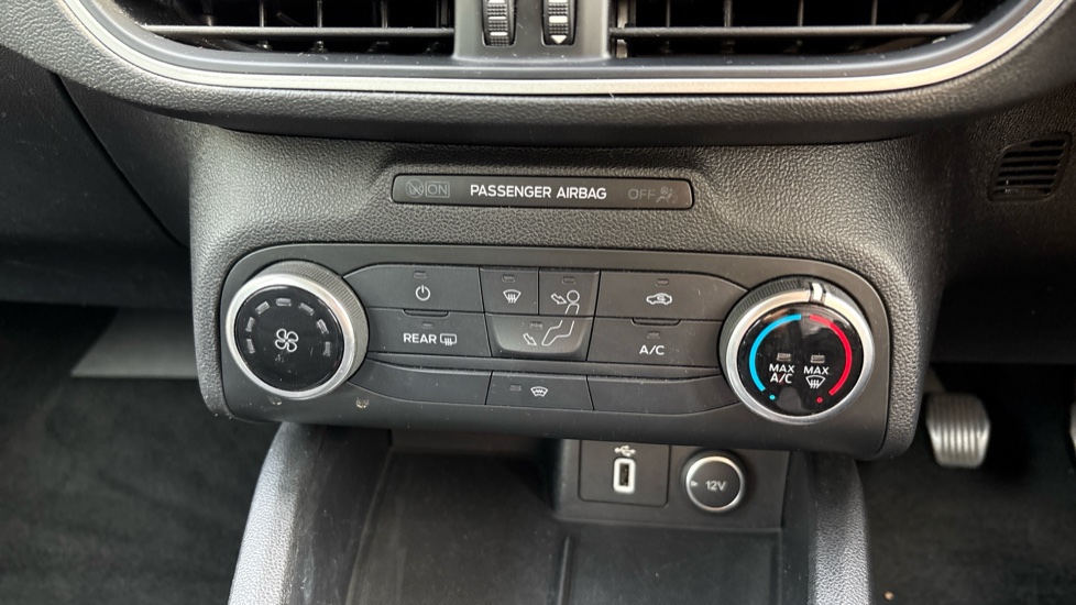 Ford Focus 1.0 EcoBoost 125 Zetec 5dr Petrol Hatchback - Image 59