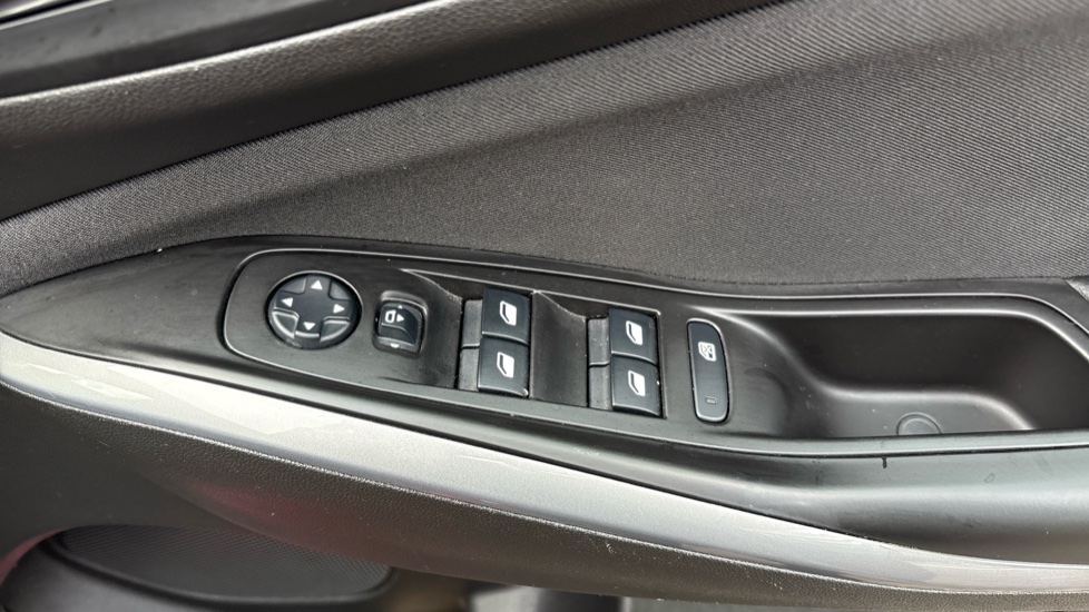 Vauxhall Grandland X 1.2 Turbo Design Line 5dr Petrol Hatchback - Image 41