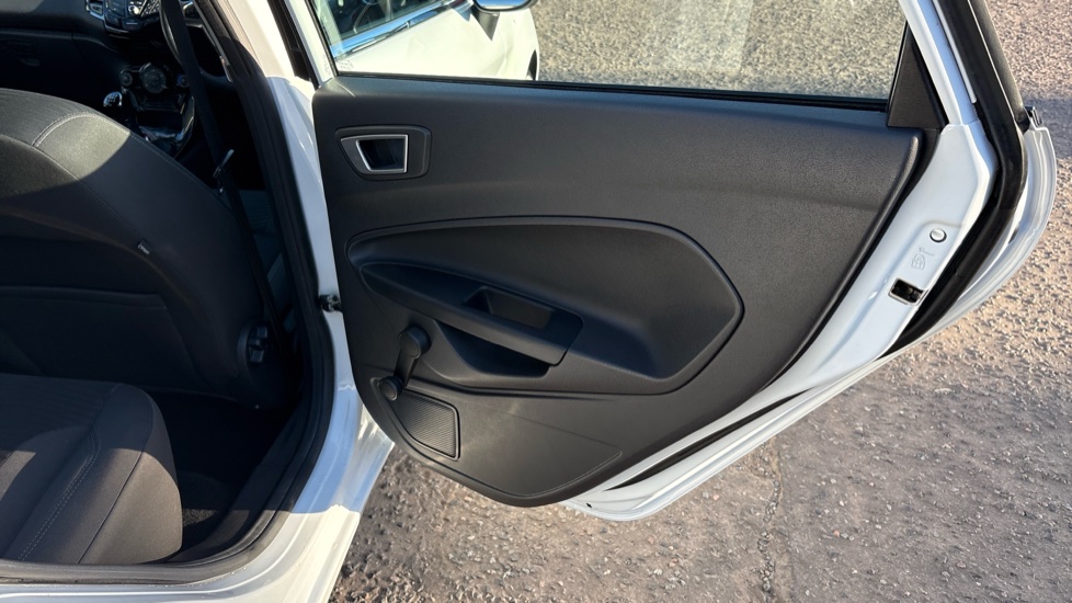 Ford Fiesta 1.25 82 Zetec 5dr Petrol Hatchback - Image 35