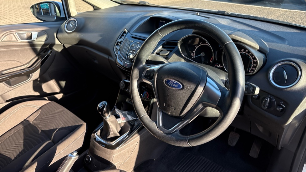 Ford Fiesta 1.25 82 Zetec 5dr Petrol Hatchback - Image 41