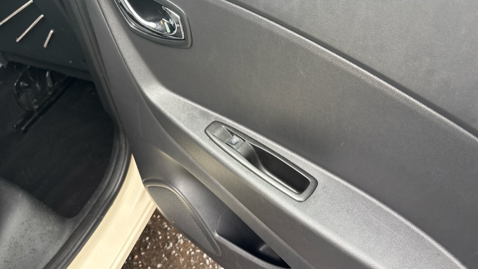 Renault Captur 1.5 dCi 90 Dynamique Nav 5dr Diesel Hatchback - Image 30