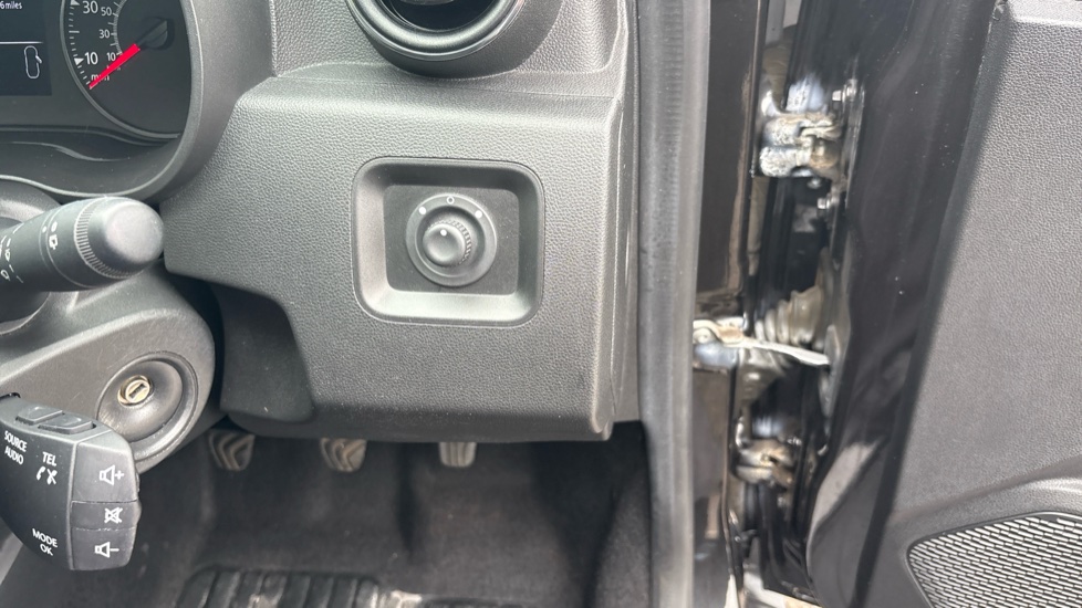 Dacia Duster 1.6 SCe Comfort 5dr Petrol Estate - Image 38