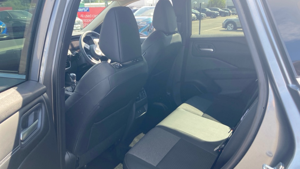 Nissan Qashqai 1.3 DiG-T MH N-Connecta 5dr Petrol Hatchback - Image 16