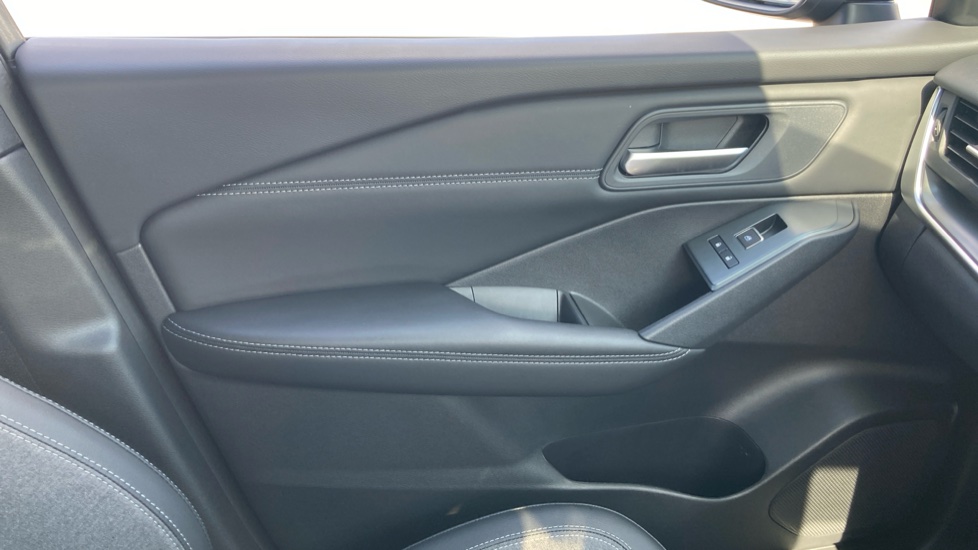 Nissan Qashqai 1.3 DiG-T MH N-Connecta 5dr Petrol Hatchback - Image 24