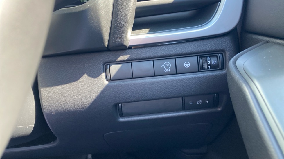 Nissan Qashqai 1.3 DiG-T MH N-Connecta 5dr Petrol Hatchback - Image 26