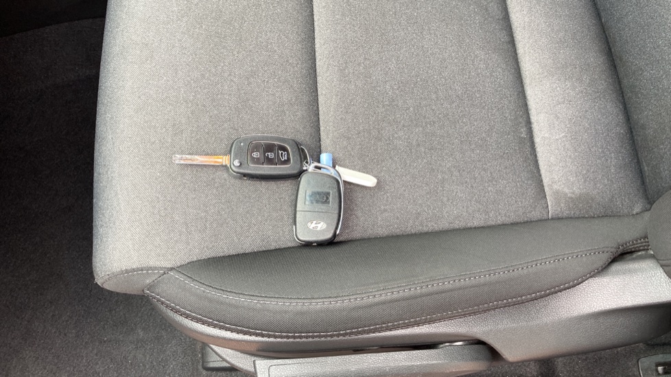 Hyundai TUCSON 1.6 GDi SE Nav 5dr 2WD Petrol Estate - Image 20