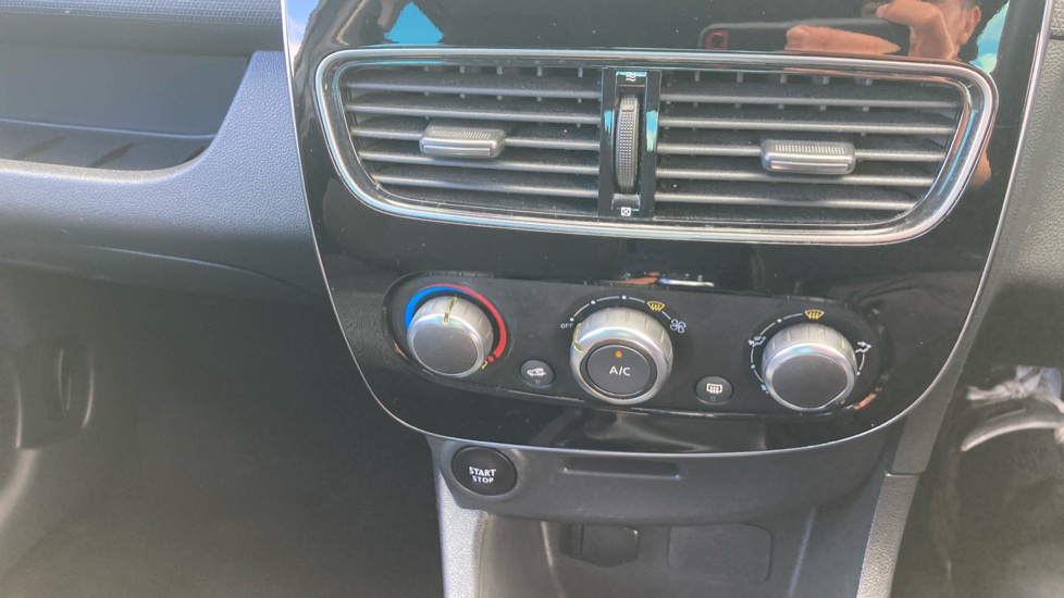 Renault Clio 0.9 TCE 90 Iconic 5dr Petrol Hatchback - Image 22