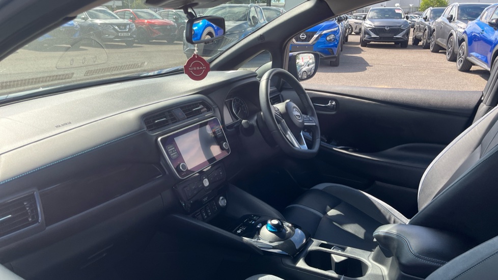 Nissan LEAF 110kW Tekna 39kWh 5dr Auto Electric Hatchback - Image 9